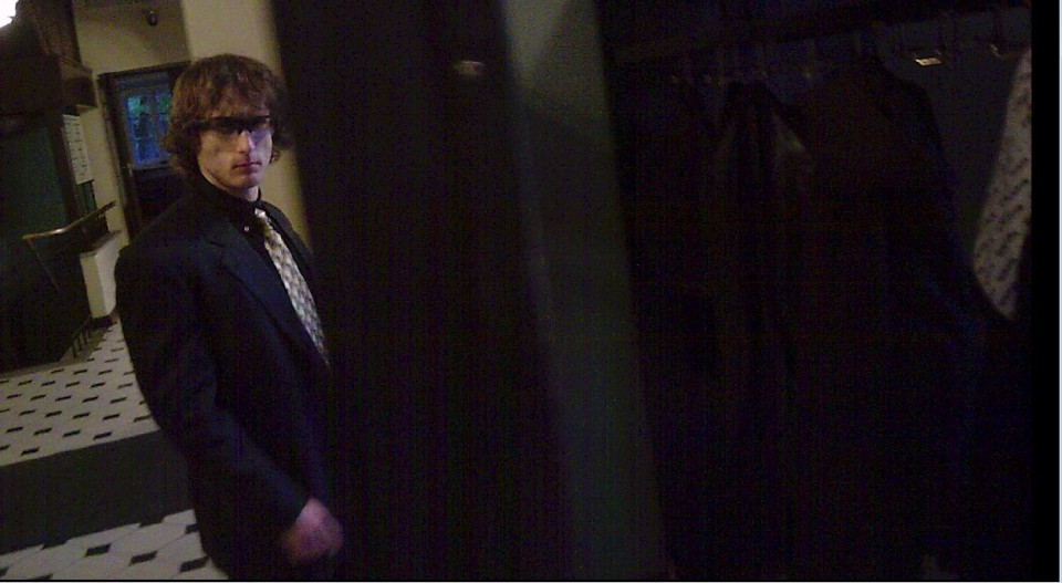 Tapja vilksav peegeldus ühel mitmetest EÜS'i garderoobi peeglitest Foto: Anton Klink