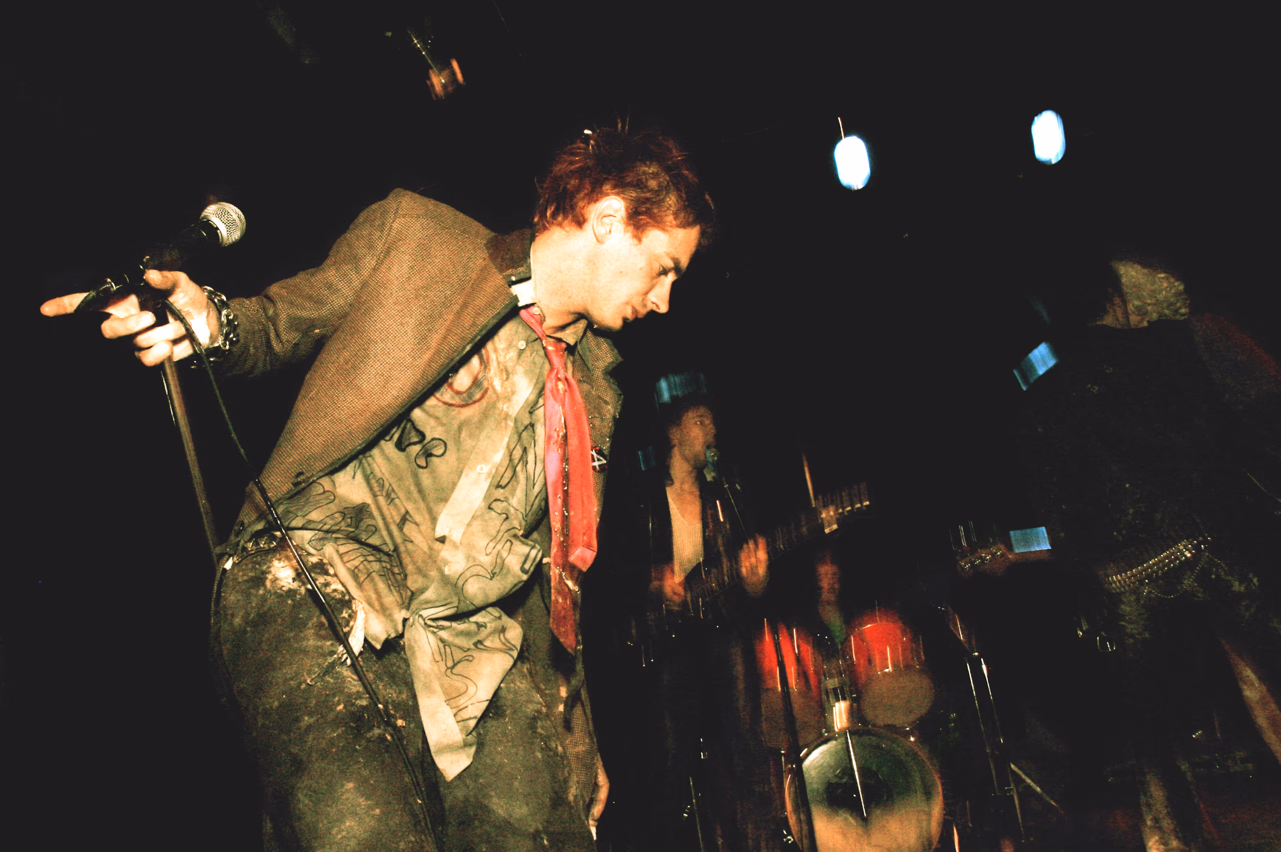 Piraadid hõivavad lava: visand eesti performance-teatri ajaloost