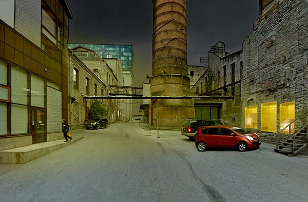 Mikkel Carl. „Uued maalid parkivate autode tuledes”, 2013. Esmaabitekid (kuldsed), lõuendiraamid, autod. Foto: Mikkel Carl