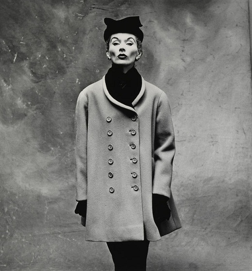 Irving Penn. Balenciaga väike mantel (Lisa Fonssagrives-Penn). 1950, Pariis.