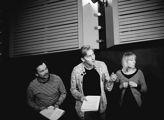 Indrek Sammul, Aarne Soro ja Liina Olmaru lavastuse „Tuvi” lugemisproovis. Foto: Rasmus Jurkatam