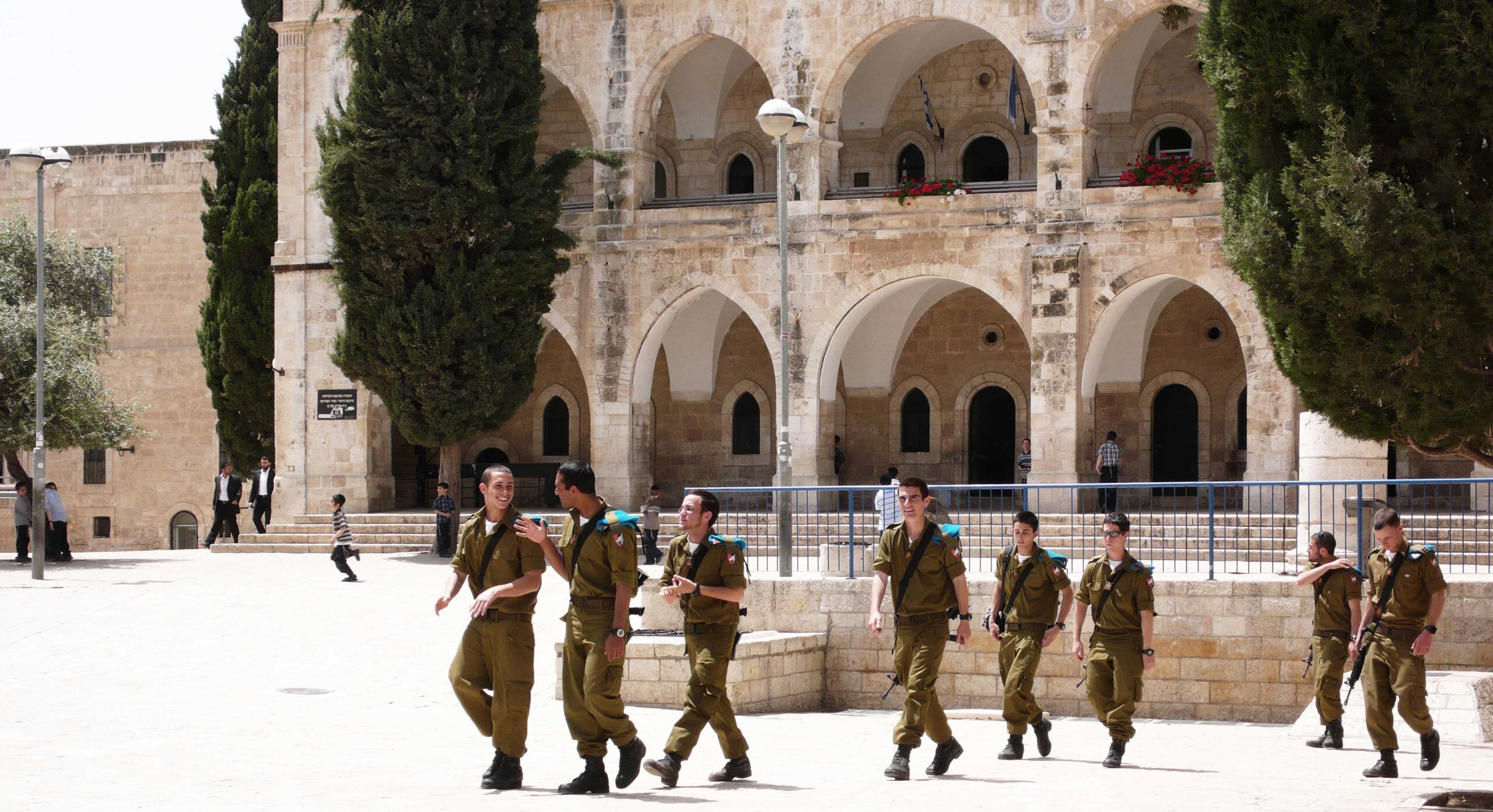 Argipäev Batei Mahsse platsil Jeruusalemma vanalinna juudikvartalis. Foto: Villem Tomiste