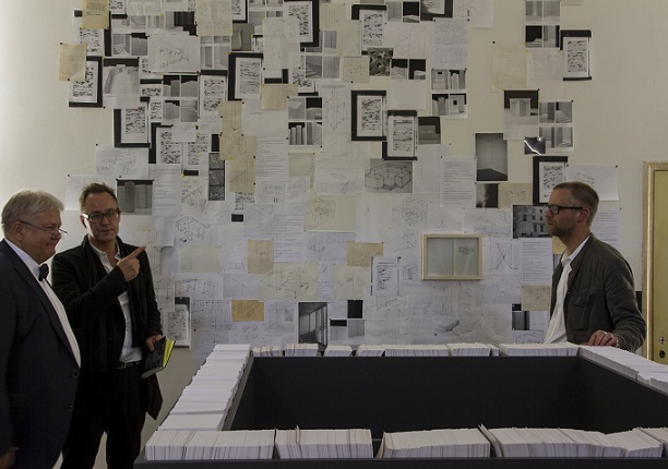 „Ilmne paratamatus” Veneetsia biennaalil 2013. Autor Dénes Farkas paremal.