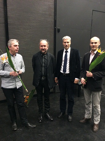 EAL-i poolt 2013. aasta parimaks publitsistiks tunnistatud Kaarel Tarand, liidu endine esimees Peeter Pere, uus esimees Indrek Allmann nind parimaks ehitajaka valitud Jaan Tiidemann. Foto: EAL