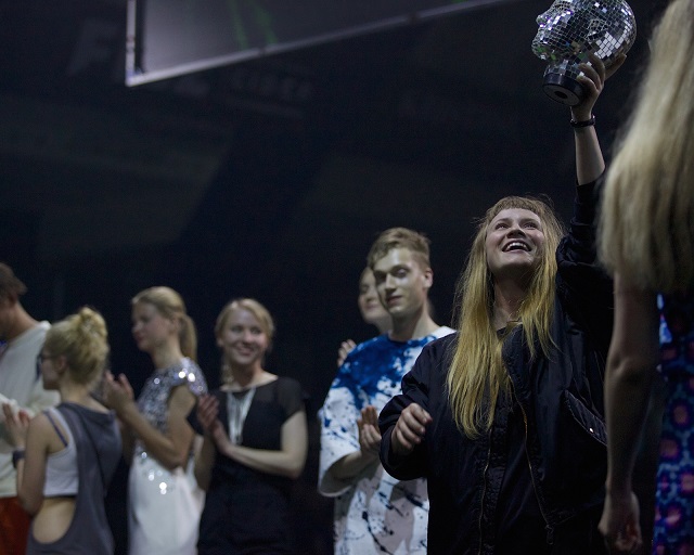Anja Yelizaryeva hoiab õhus ERKI võidutrofeed. Foto: Vladimir Ljadov