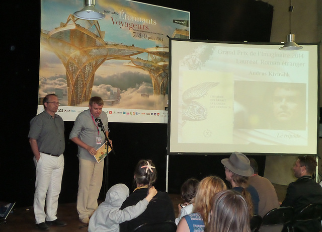 Andrus Kivirähk auhinda vastu võtmas. Foto: Kultuuriministeerium