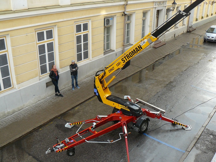 Anu Vahtra installeerimas näituse tarbeks oma uut teost „Illusioon, moonutatud perspektiiv, tasakaalu puudumine, teine dimensioon I”. Foto: Maria Arusoo