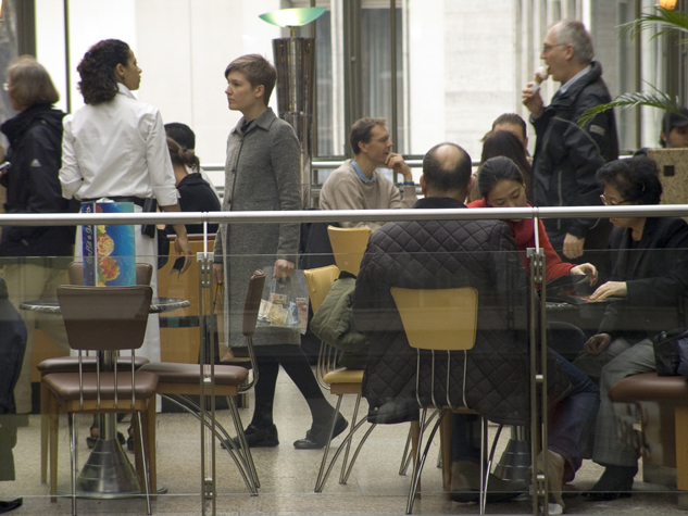 „Bag Lady”, 2008. Kunstnik läbipaistva sularaha täis kilekotiga ühes Berliini ostukeskuses.