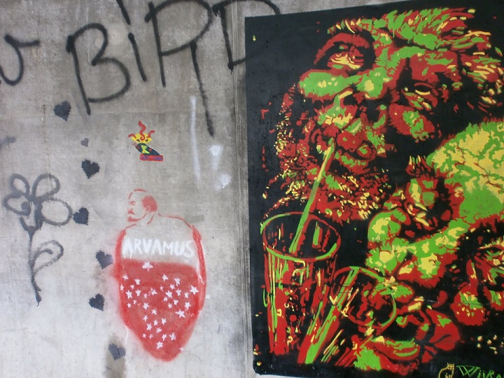 Grafiti Eduard Wiiralti teose „Absindijoojad” ainetel Tartu Vabadussilla all. Foto: Müürileht