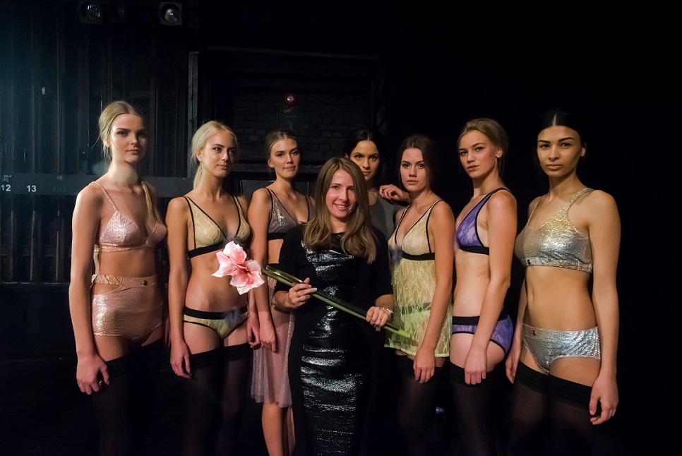 Kuldnõela võitja Kriss Soonik-Käärmann modellidega. Foto: Tallinn Fashion Week