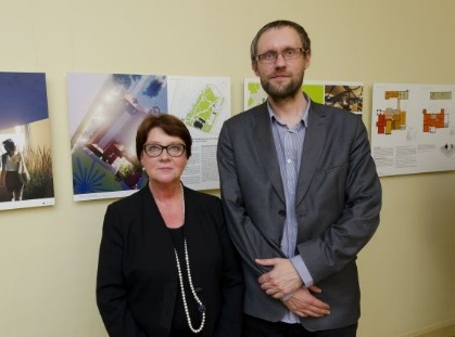 Eesti Ajaloomuuseumi direktor Sirje Karis koos võidutöö ühe autori Raivo Kotoviga arhitektuuribüroost KOKO Arhitektid OÜ. Foto: Vahur Lõhmus