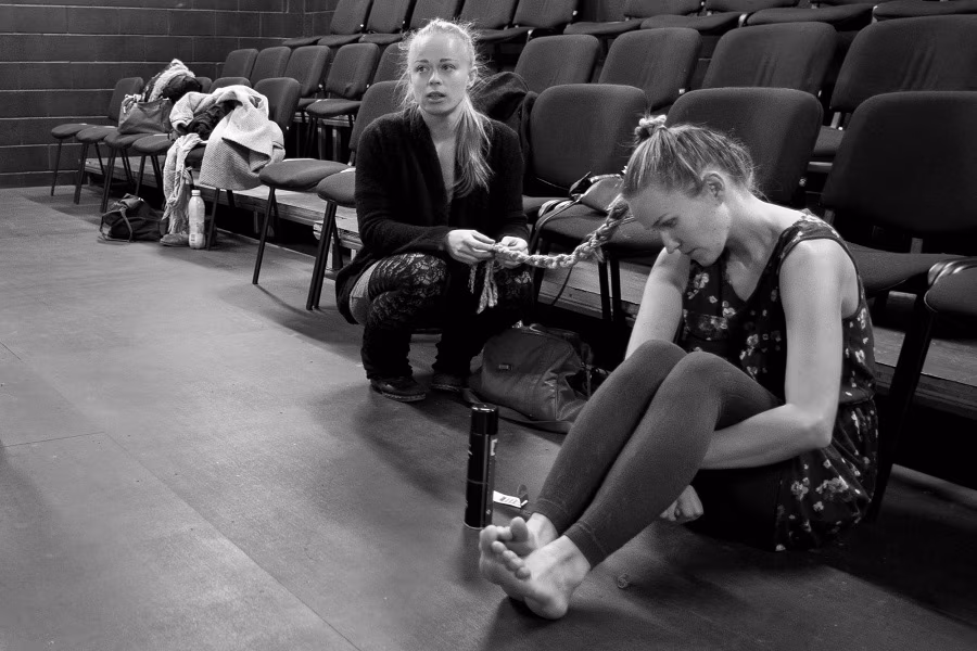 Teekond j&otilde;elaeva k&otilde;hust teatrisaali. Intervjuu Helen Rekkori ja Liisa Tauliga