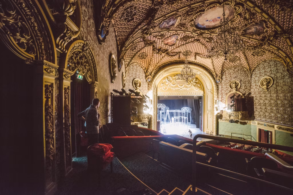 Kirsiaed &otilde;itseb. Прогулка Vene Teatris