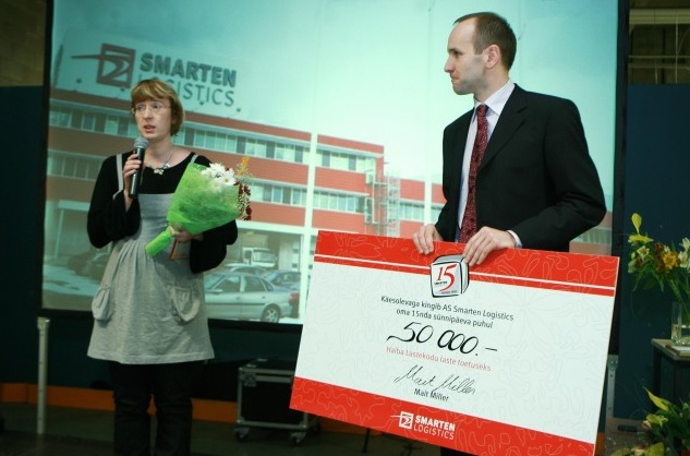 Köler Prize’i sponsor Smarten Logistics on toetanud ka teisi projekte. Pildil tšeki üleandmine Haiba lastekodule. Foto: rullrumm.ee