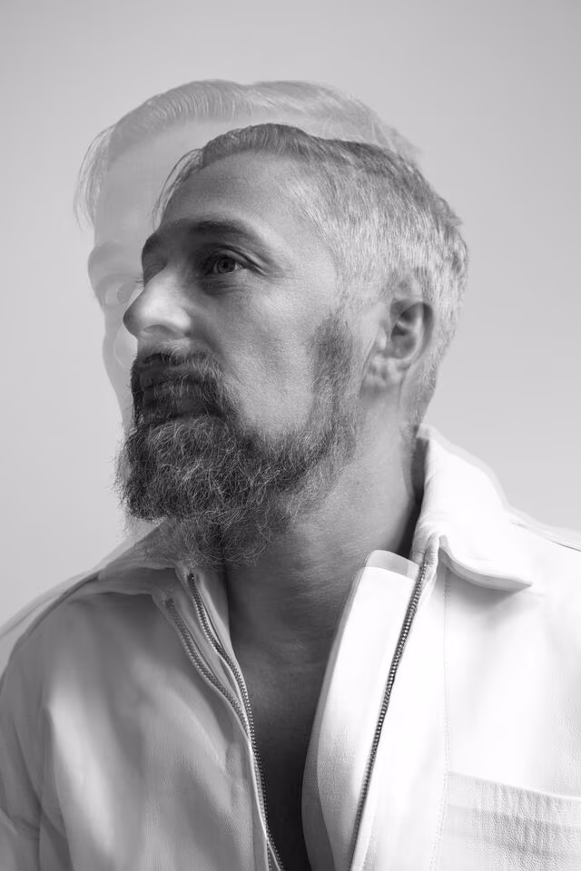 Parfümeer, kes pudeldab lillelõhna asemel pahesid