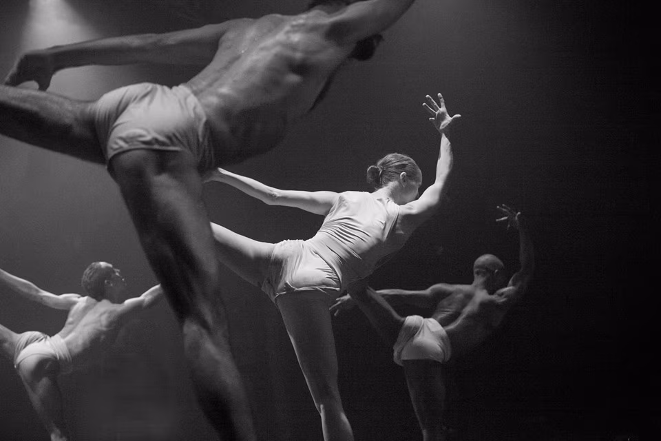 USA-Iisraeli kaasaegne tants Birgitta festivalil Pirita kloostri varemeis