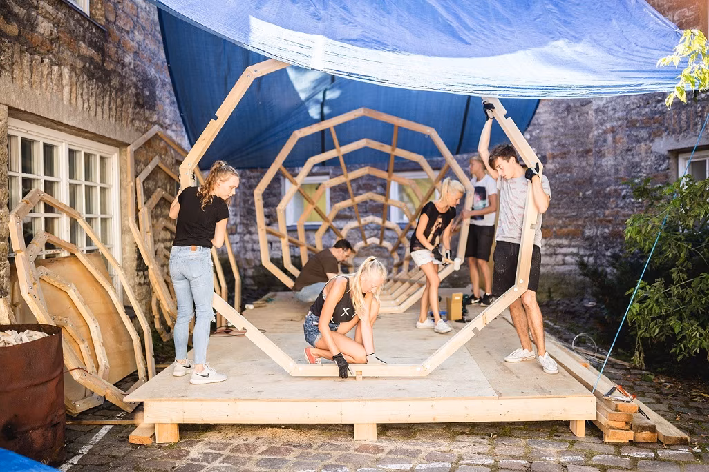 EKA tudengid ehitavad RMK metsa kõlakojad