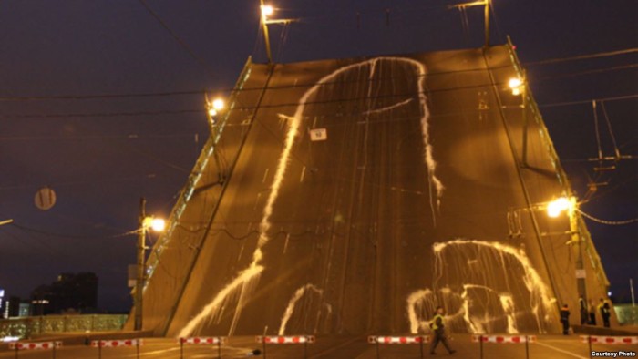 Voina teos „Peenis vangis FSBs” (2010) Peterburi Liteinõi sillal.