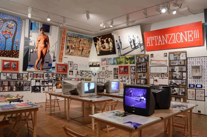 Näitusevaade 2012. aastal Kumus Rael Arteli kureeritud väljapanekust „Plahvatus Pärnus”, mis oli üks osa näitusest „Eesti kunstiskeenede arheoloogia ja tulevik”. Foto: Kumu Kunstimuuseum