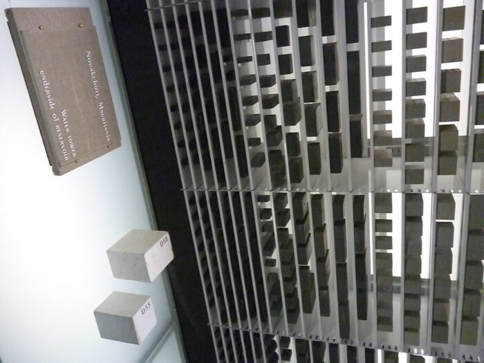 James Becketti robootiline installatsioon „Negative Space: A Scenario Generator for Clandestine Building in Africa”. Foto: Veronika Valk