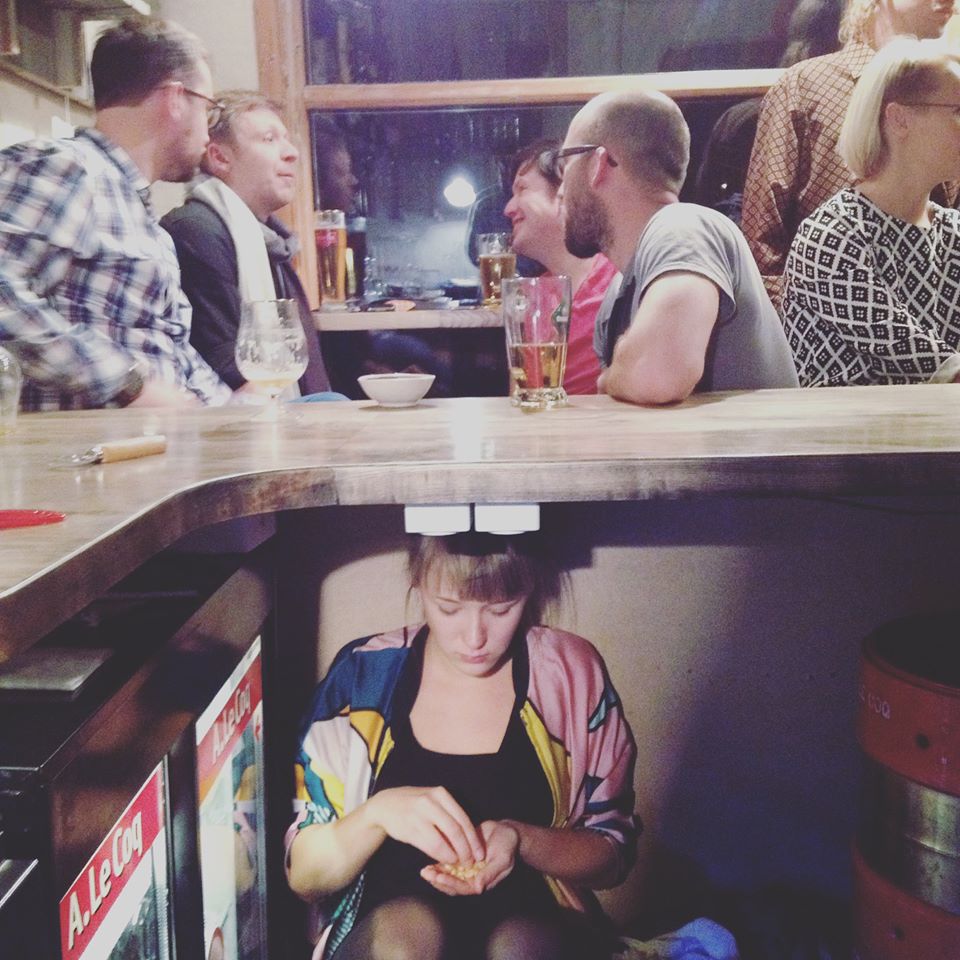 Barlova Facebooki lehel ilmunud pilt leti all istuvast tütarlapsest.