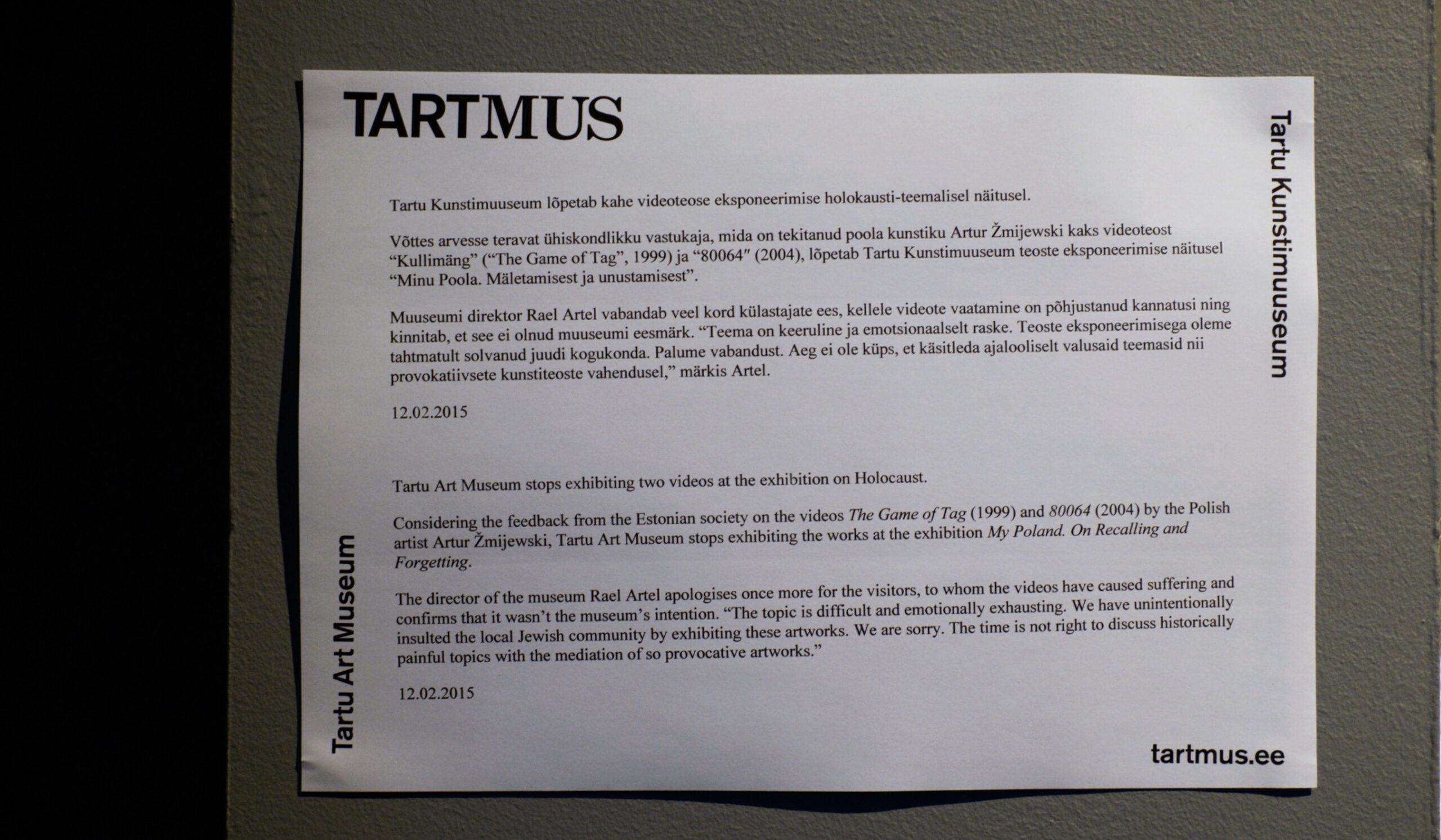 Teade Tartmusi näitusesaali seinal 2015. a varakevadel, mis teatab näitusel „Minu Poola" (kuraator Rael Artel) eksponeeritud Żmijewski teoste, sh „Kullimängu" eemaldamisest. Foto: Madis Katz