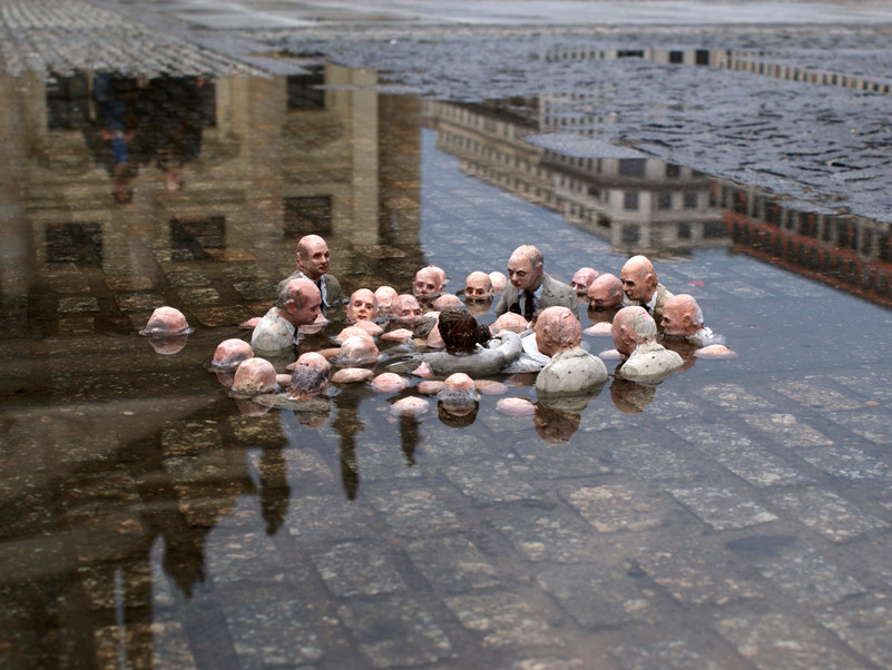Isaac Cordal, „Järgne juhtidele” (2011, Berliin). Rahvakeeli tõlgendatud kui poliitikud, kes arutavad kliimasoojenemise üle. Foto: autori koduleht cementeclipses.com
