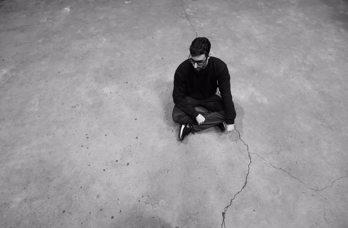 Sinilinnus astub üles UK techno-eklektik Randomer