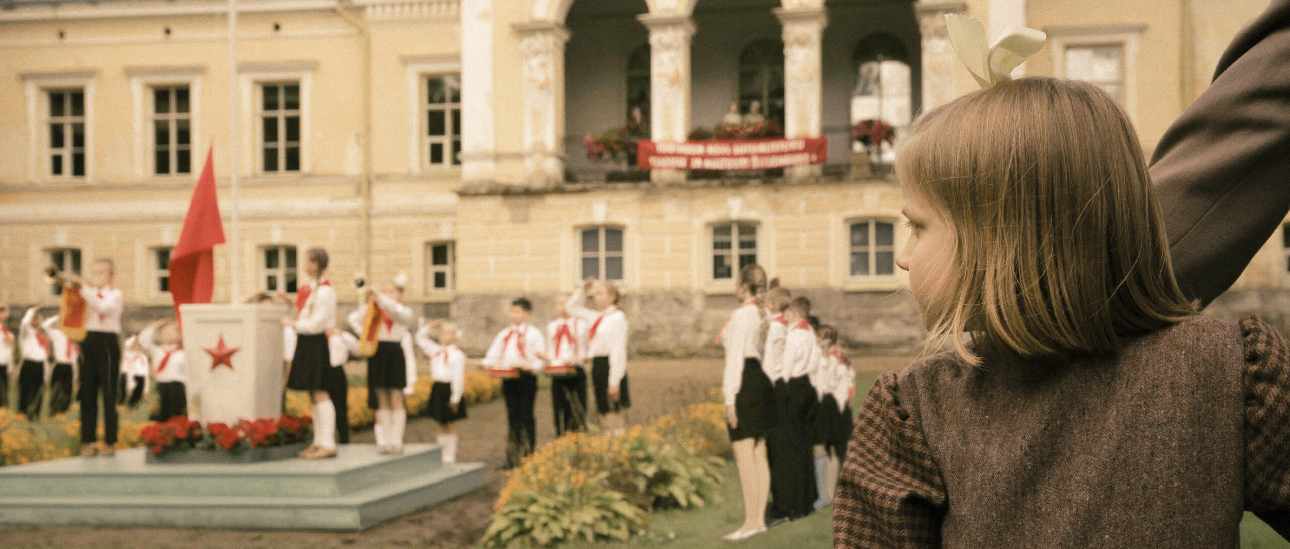 „Seltsimees laps", kontseptsioonifoto Leelo Tungla autobiograafilise teose ekraniseeringust, mis jõuab kinolevisse lähiaastatel. Amrion Productioni ja Eesti Filmi Instituudi loal