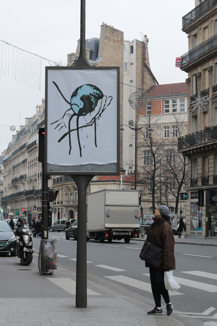 Plakati autor: Paul Insect. Foto: www.brandalism.org.uk