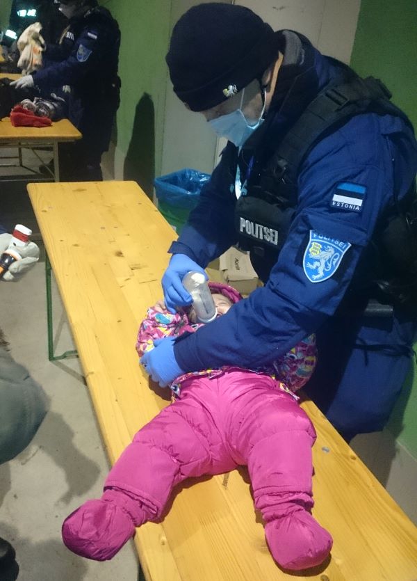 Kiirreageerija Märten väikelast abistamas. Foto: Lõuna prefektuuri Facebook