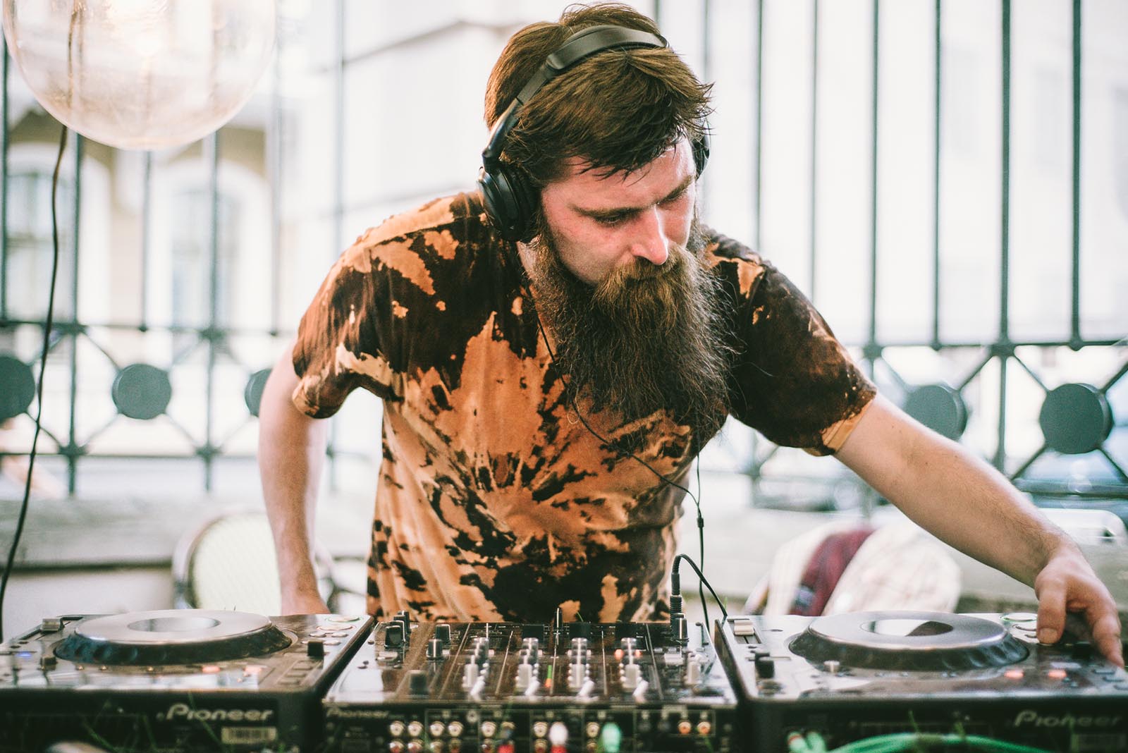 Kaarel 2013. aasta Tartu Muusikanädala avapeol plaate keerutamas. Foto: Patrik Tamm