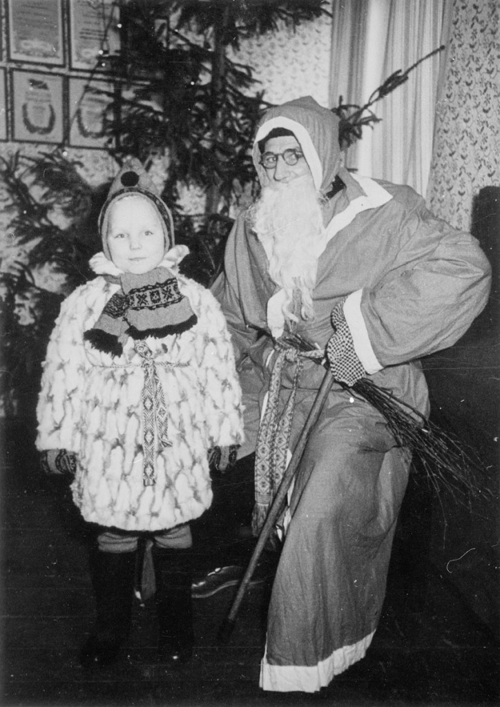 ERM Fk 2596:50 Sirje näärivanaga Tartus ema töökoha nääripeol 1960. a. Fotograaf teadmata.