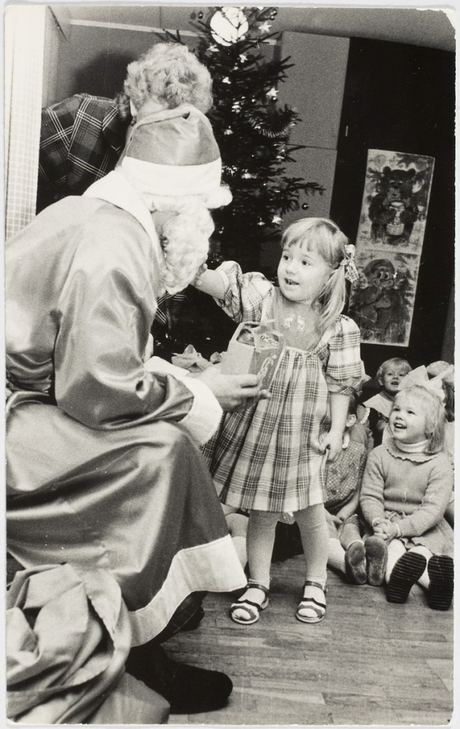 ERM Fk 2909:1337 Saadjärve kolhoosi lastepäevakodu nääripidu 1986. aastal, Liina näärivanale pai tegemas. Fotograaf teadmata.