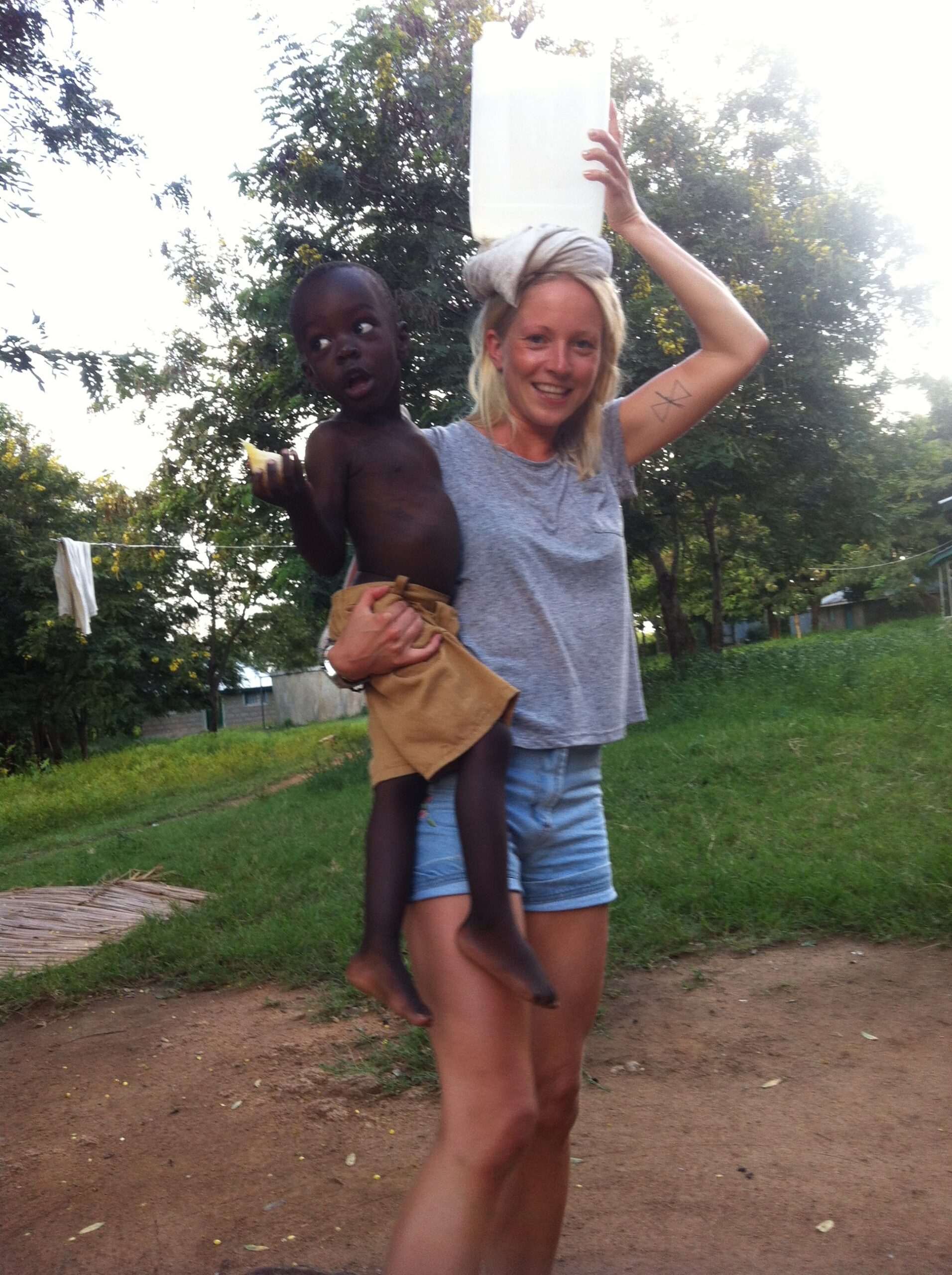 Artikli autor õppimas pea peal kandmise tehnikat koos kolmeaastase Grantoniga. Foto: erakogu