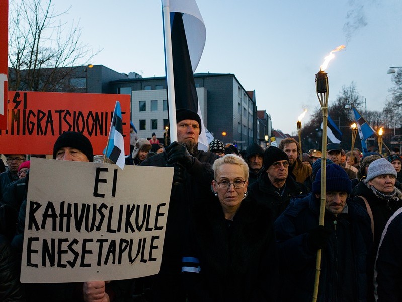 2015. aasta detsembris toimus Tartus pagulastevastane tõrvikurongkäik. Loosungiga „Ei rahvuslikule enesetapule!” oleks Eesti inimesel mõistlik võidelda aga pigem südame-veresoonkonna haiguste tekitajate vastu, sest need kujutavad endast meie ühiskonnale pagulastest märksa suuremat ohtu. Foto: Priit Mürk