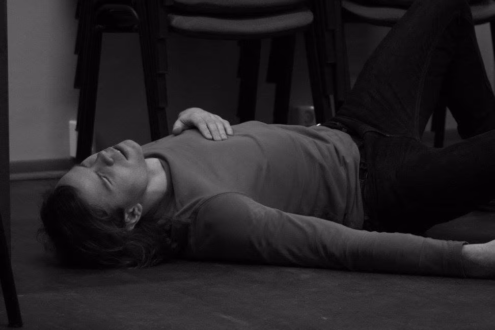 Lavale j&otilde;uab Pimedate Terateatri lavastus &bdquo;Kes kardab pimedat?&rdquo;