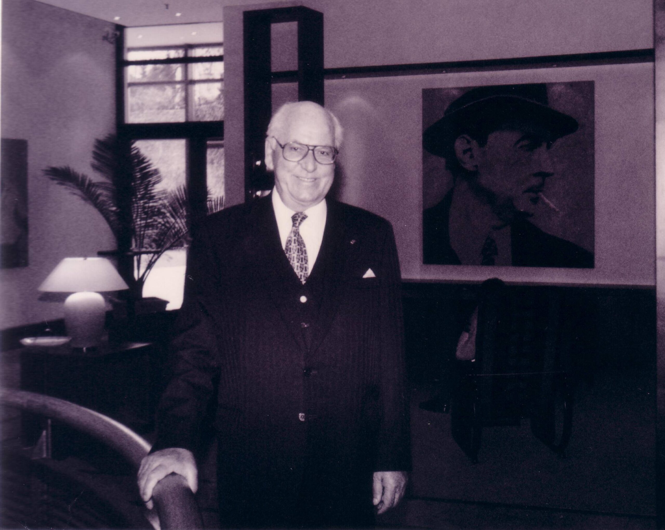 Lennart Meri, kellest sai 1992. aastal – pärast kaht aastat välisministrina Edgar Savisaare alluvuses – Eesti president kuni aastani 2001. Pildil koos Erich Maria Remarque'i portreega. Foto: Jens-Olaf Walter (CC by 2.0)