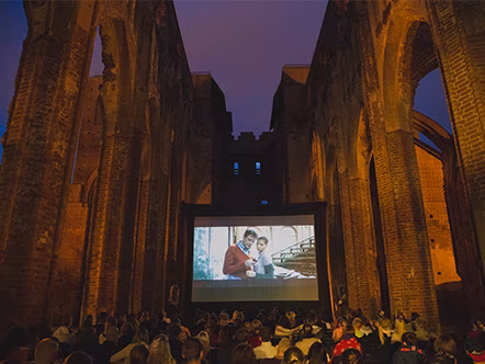 Anna hoogu: suvine välikino Tartusse