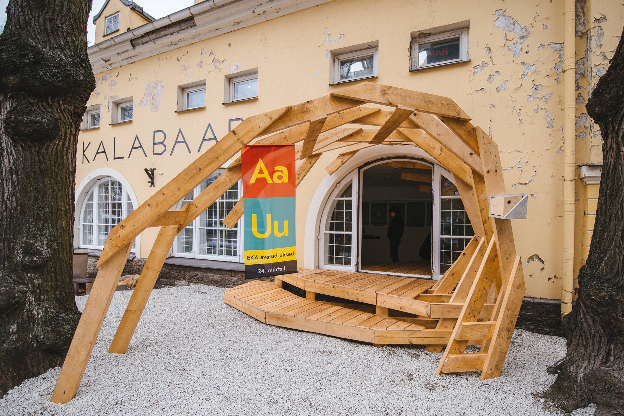 „HeliLaine" nr 2. Aadressil Nunne 16 asuva EKA sisearhitektuurikateedri läbi akna viiv portaal. Foto: Tõnu Tunnel