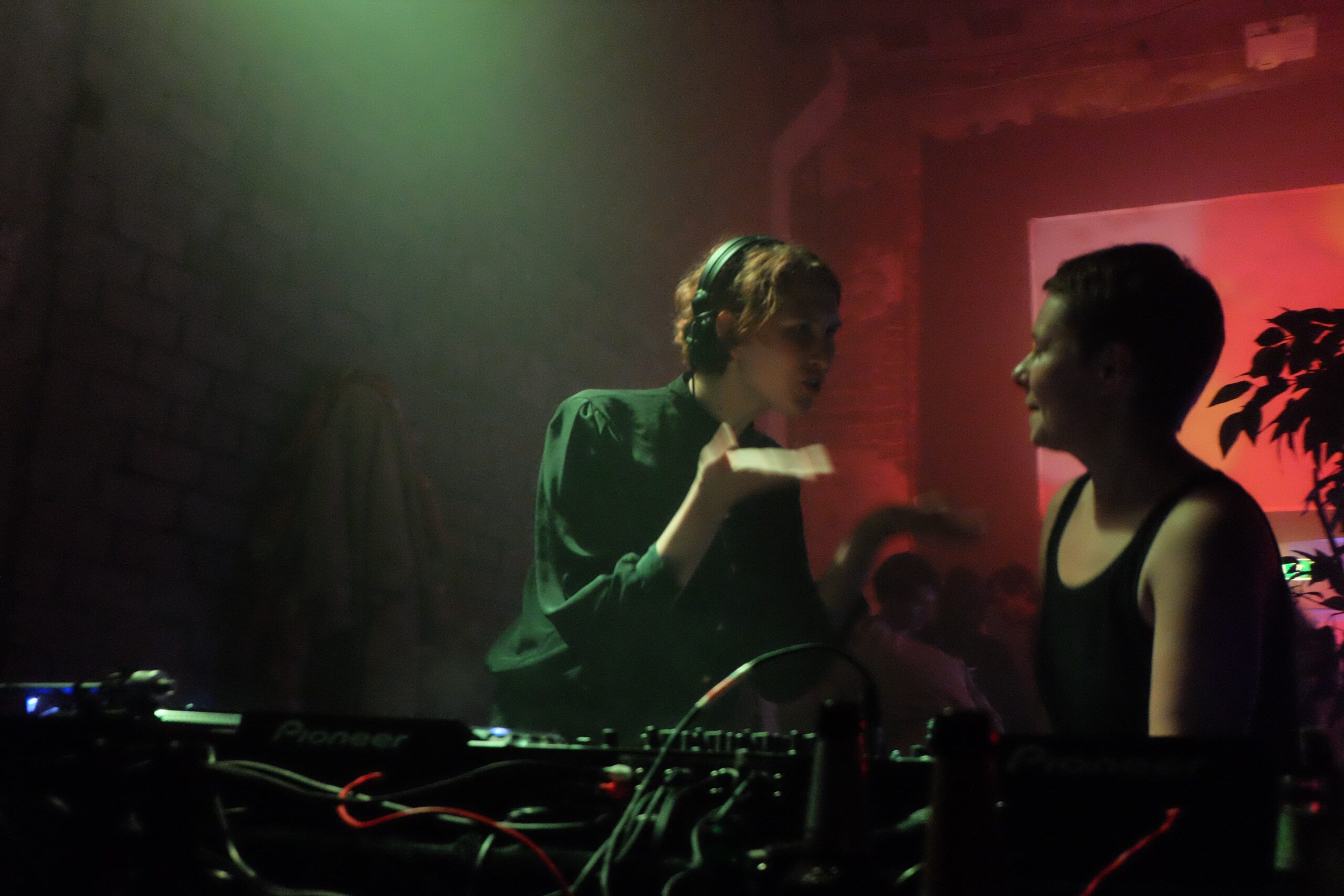 DJ-d Abramova ja Helen Tammemäe Kumu ÖÖ järelpeol Punases Majas. Foto: Hannes Aasamets