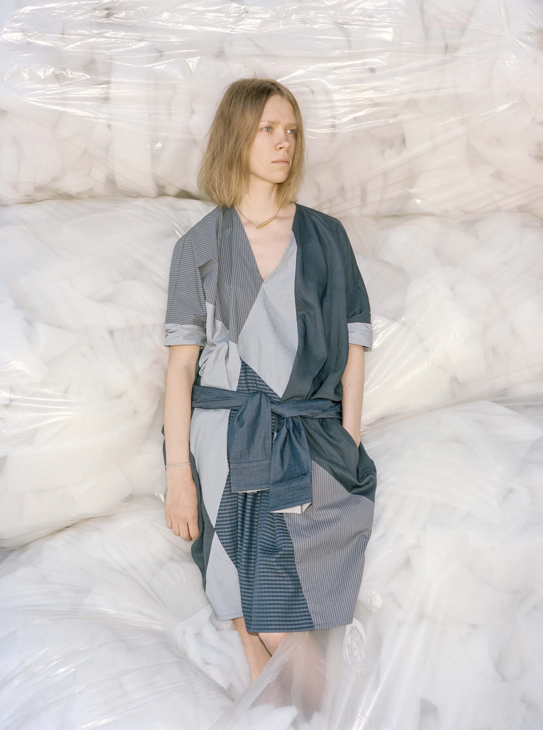 Reet Aus rõivatööstuse jääkidest disainitud kleidis. Foto: Dmitri Gerasimov