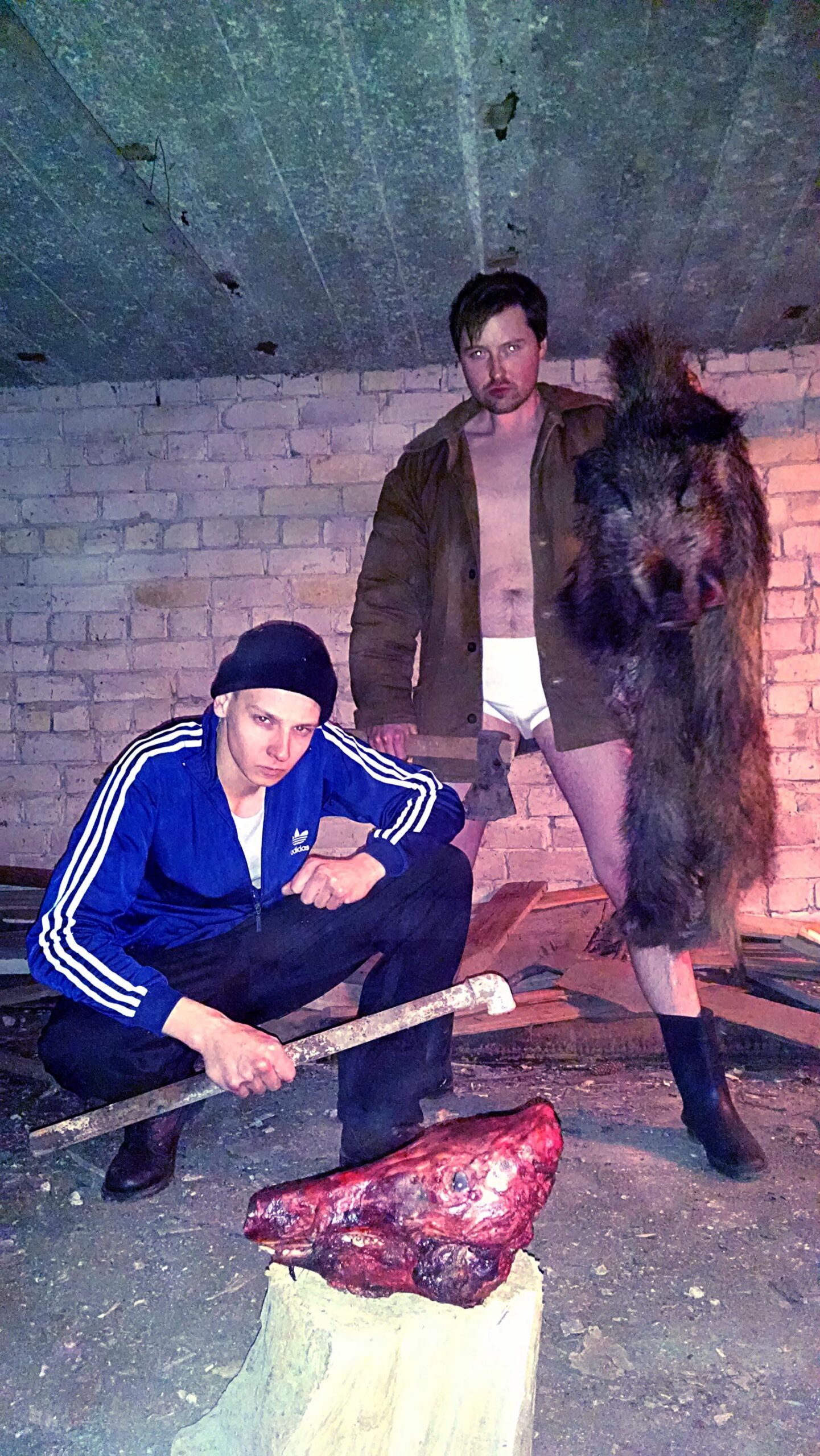 Hans-Otto Ojaste ja Urmas Lüüs nülitud metseapeaga. Foto: Urmas-Ott