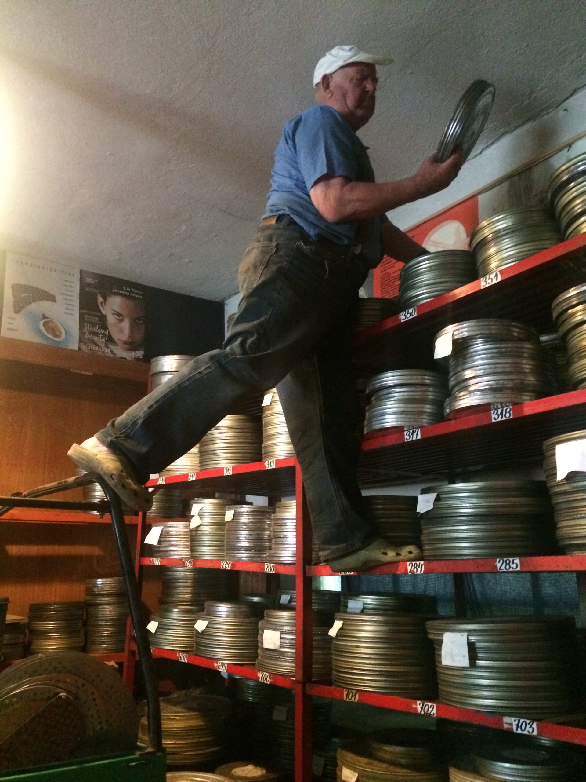 Alates 1960. aastast projektsionistina töötanud Vello Kolnes ehk Kino-Vello tunneb end filmirullide vahel kui kala vees. Foto: filmilindifestival