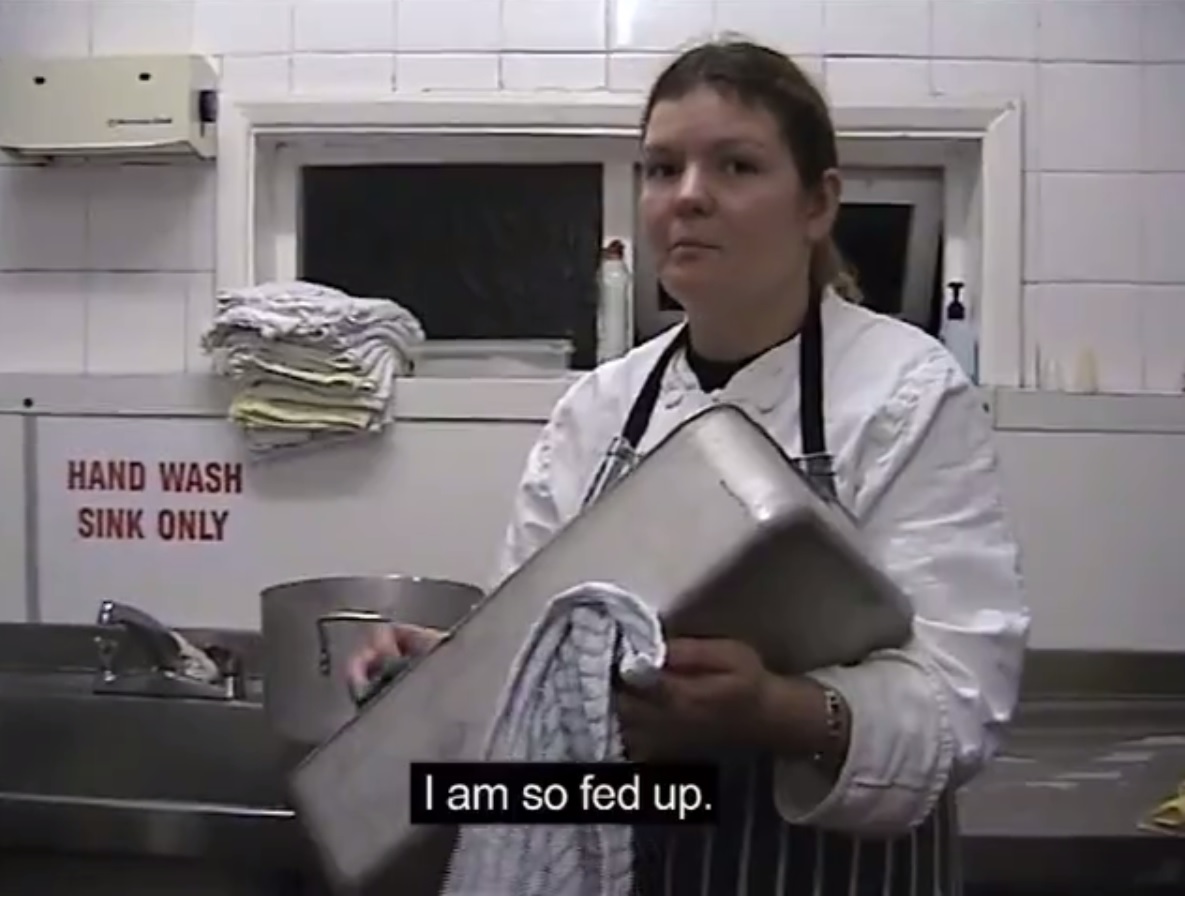 Kaader Minna Hindi dokumentaalist „Kolm pilti elust ja ajast" (2006) Inglismaal töötamisest. Video leitav vimeo.com/hint