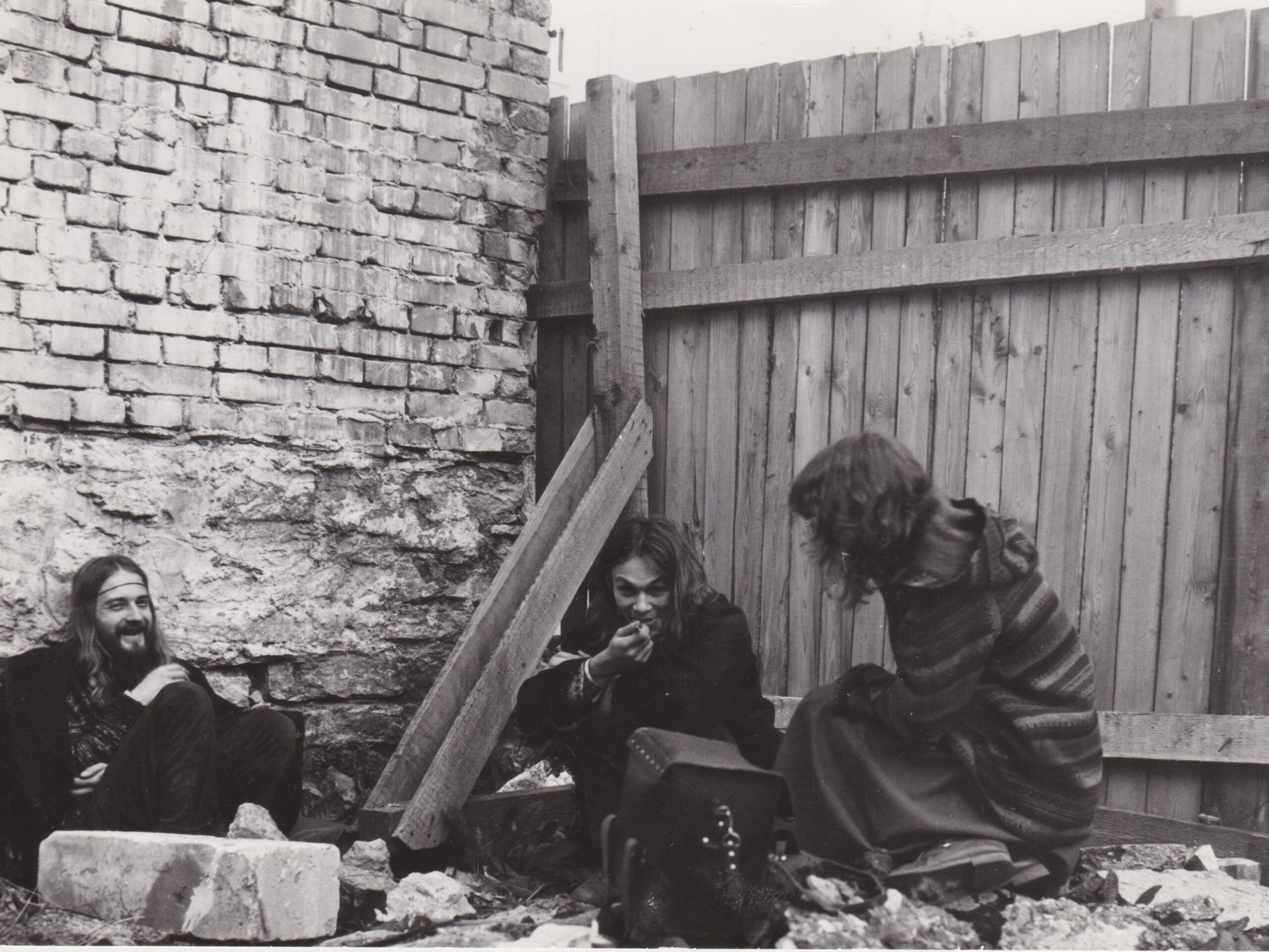 Transiseisundit püüti saavutada ainetega eksperimenteerides, käepärastest vahenditest tehtud muusikapillide abiga ning erinevate kehapraktikate kaudu. Kaadrid pärinevad aastatest 1978–1982. 