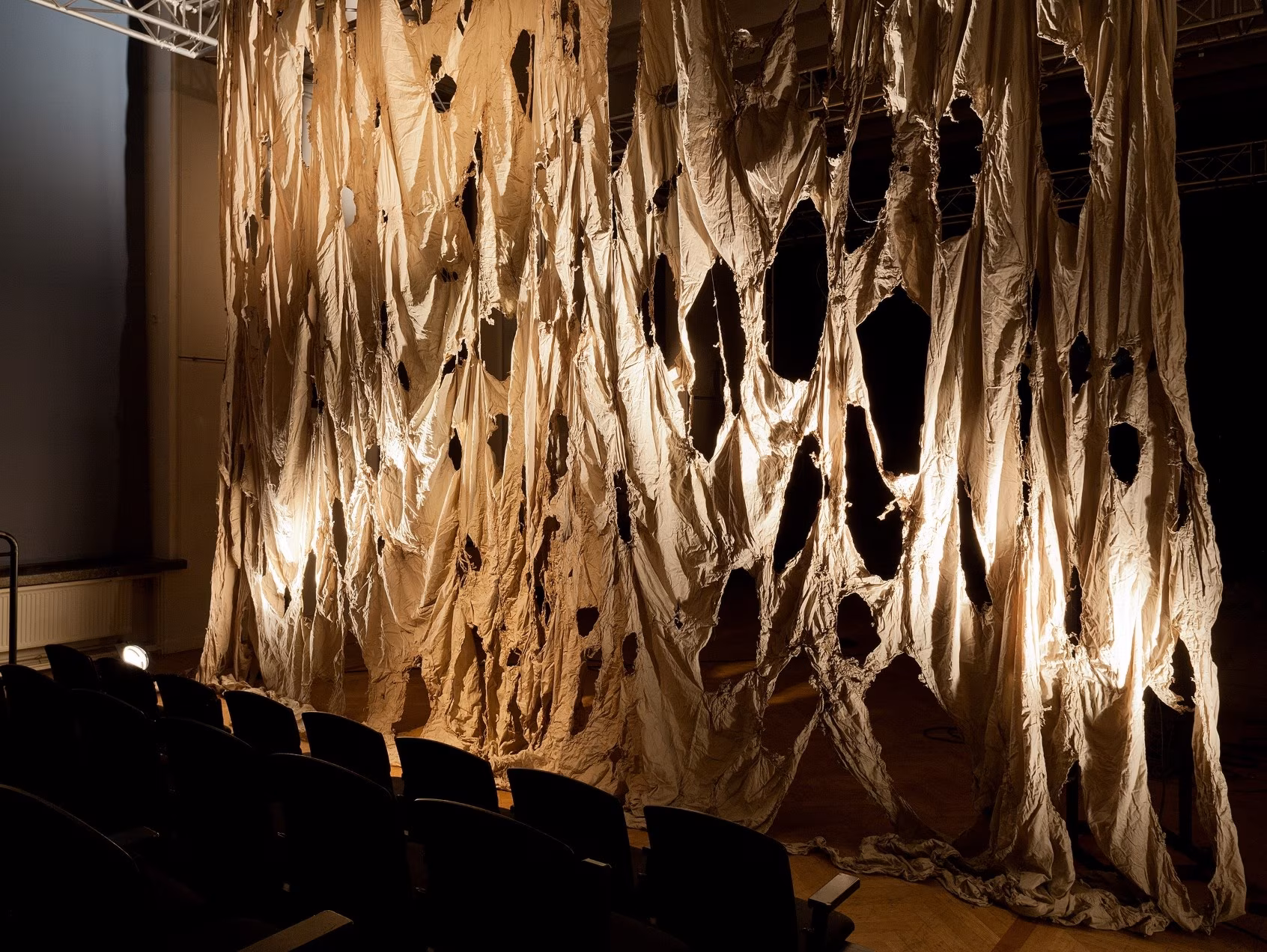 Musta kasti kohtumine valge kuubiga