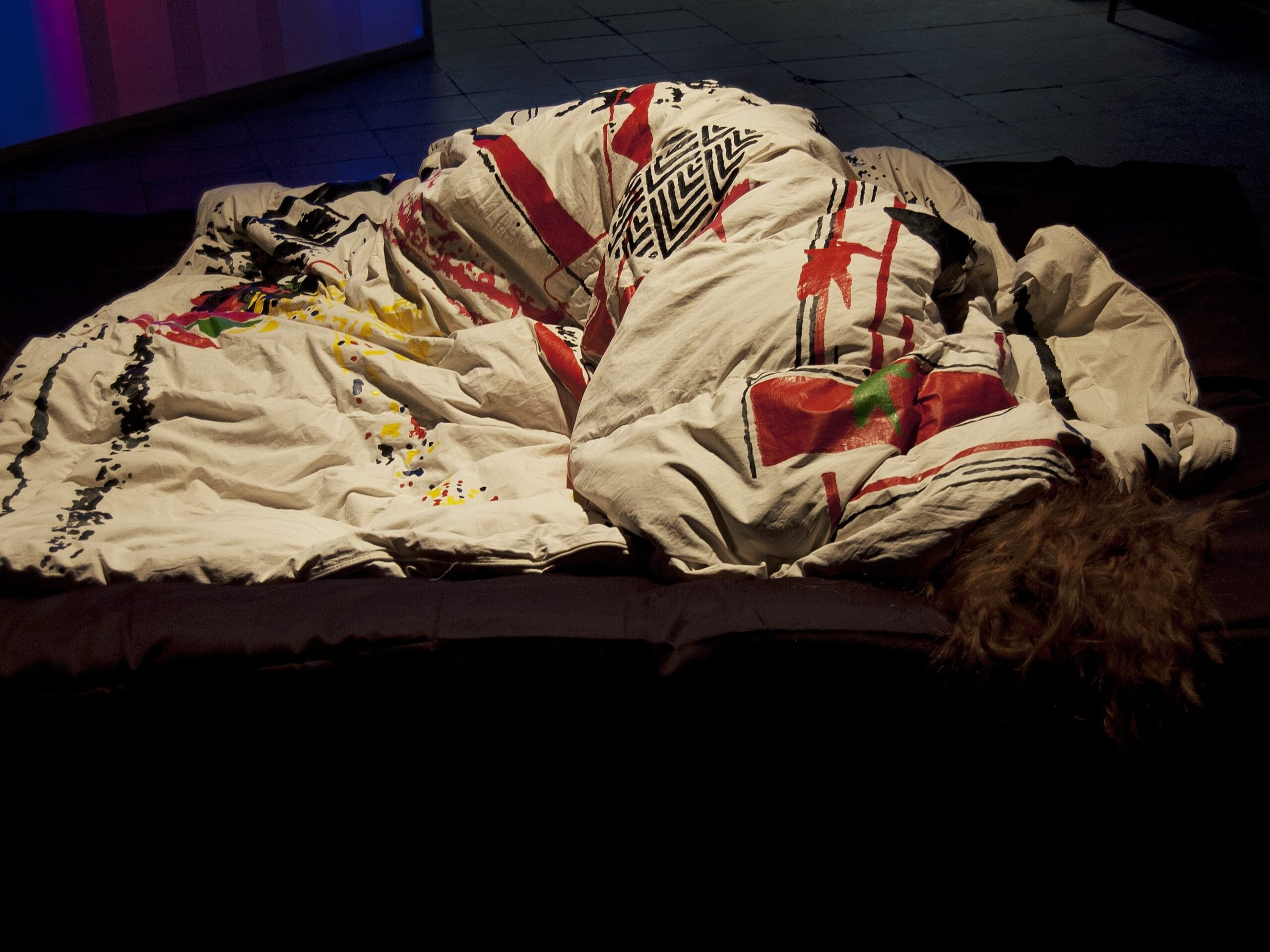 Killu Sukmiti ruumiinstallatsioon „Kunsti tekk (Ball ja küpsis)", 2016. Foto: Minna Hint