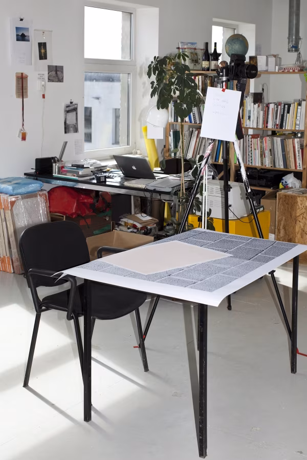 „Kunstnike ruumid. 16 stuudiovisiiti” ehk Kus töötab kohalik kunstnik?