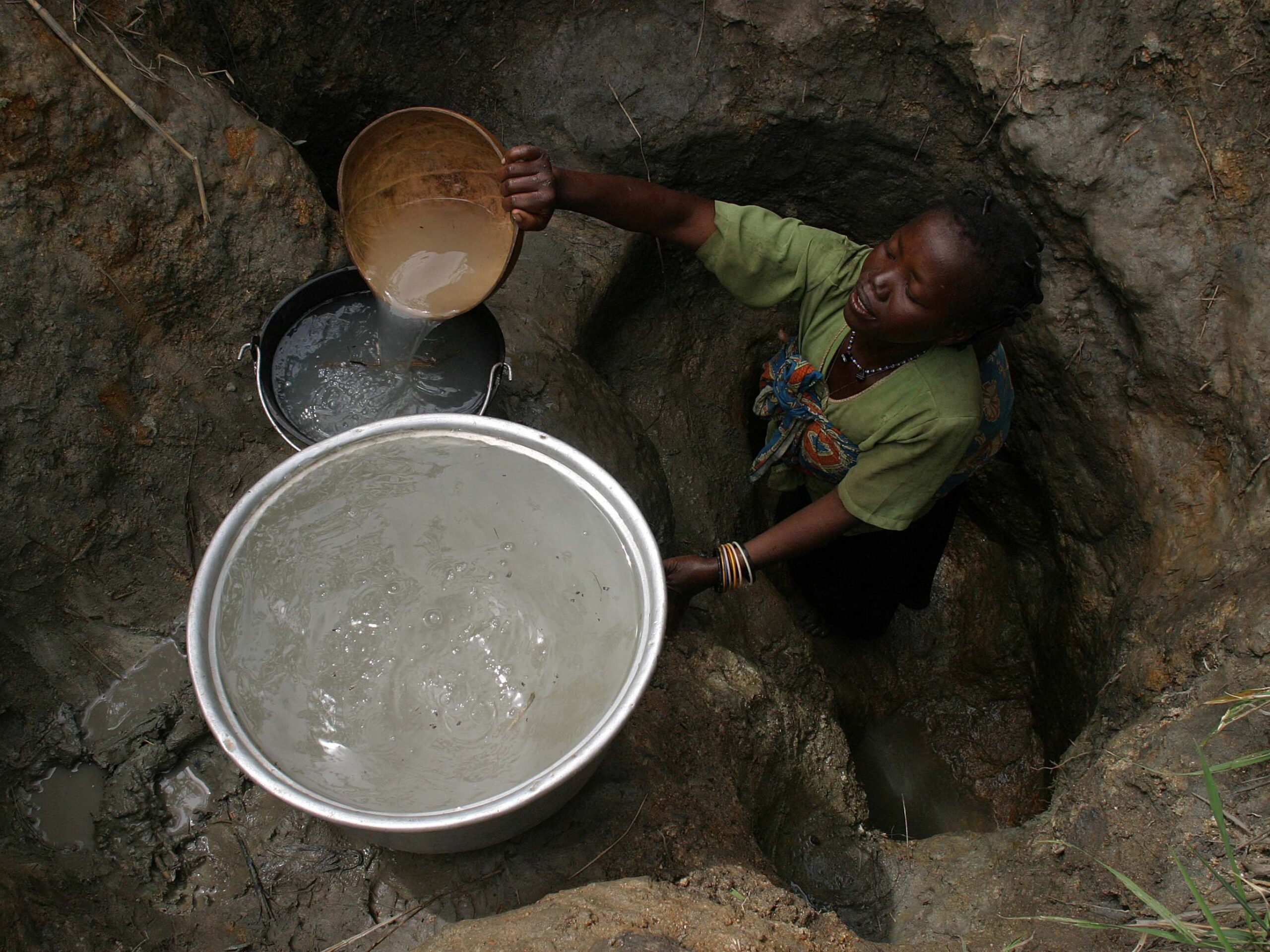 Piiratud ligipääsu tõttu puhtale veele kannatab kolmandates riikides paljude laste ja noorukite – iseäranis tüdrukute – haridus, kuna nad on igapäevaselt hõivatud vee otsimise ja kogumisega. Foto: Pierre Holtz, UNICEF (CC BY 2.0)